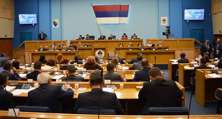 Cirkus u parlamentu Republike Srpske: Oporba zviždaljkama prekinula sjednicu
